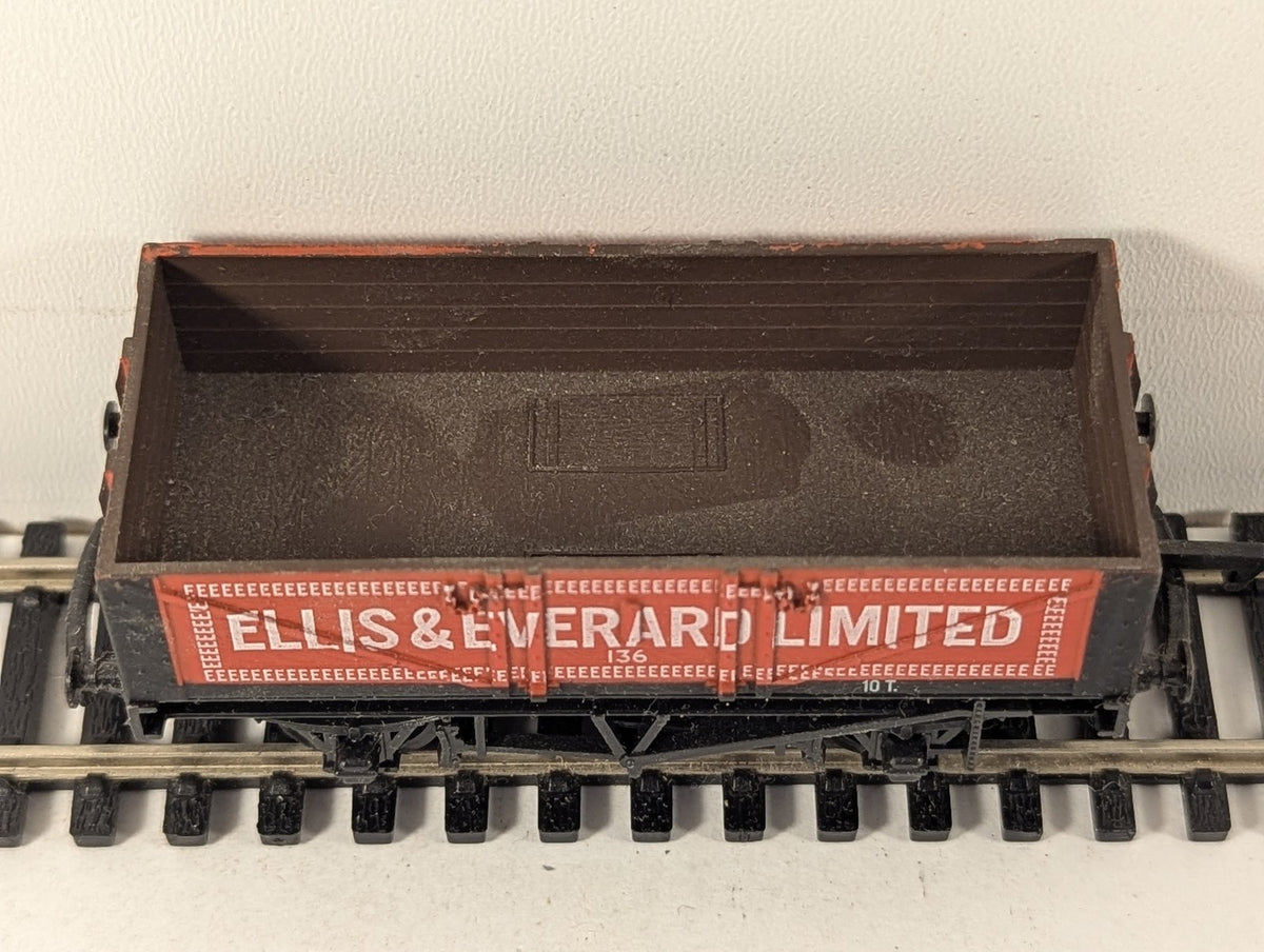 Mainline OO Gauge 7 Plank Wagon Ellis & Everard Goods Wagon 136