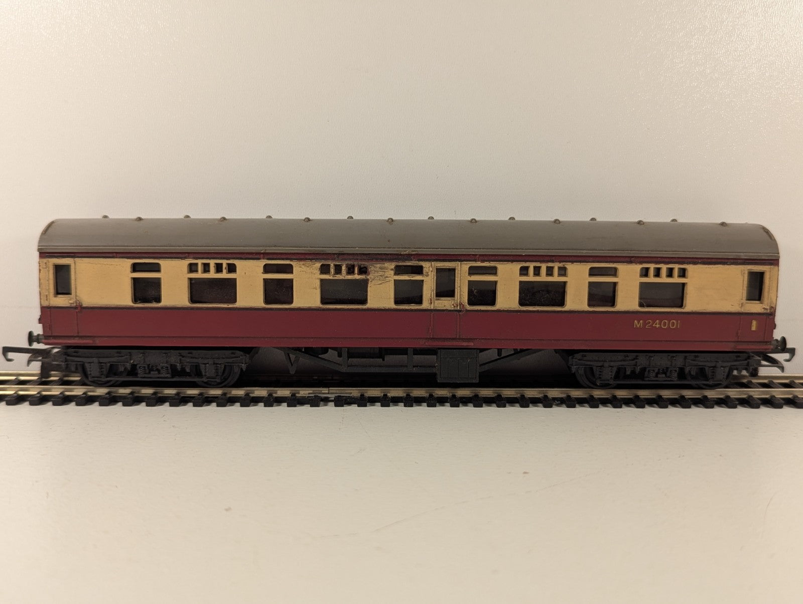Tri-ang OO Gauge BR Crimson & Cream Composite Coach
