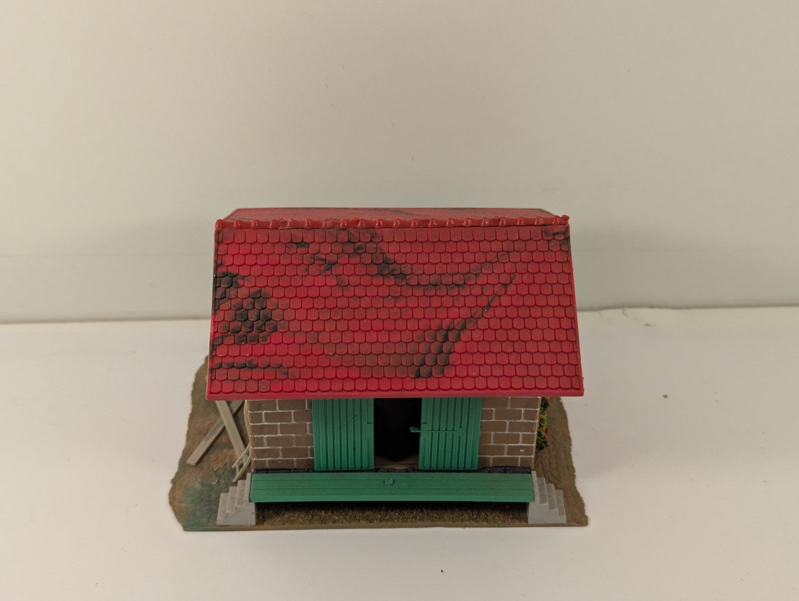 Trainstore HO Gauge Warehouse with Loading Ramps