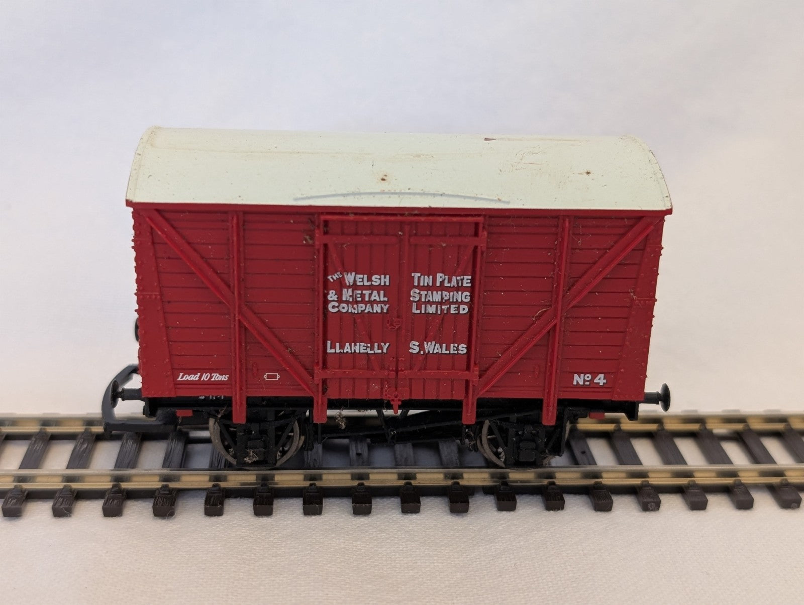 Hornby OO Gauge The Welsh & Metal Company Ventilated Van Goods Wagon