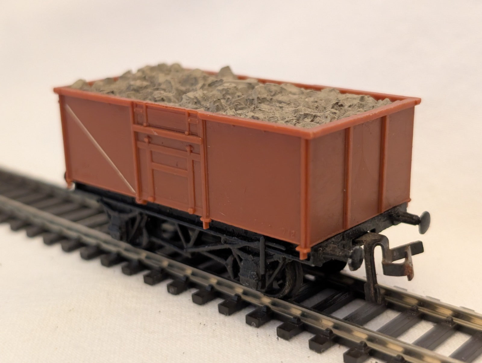 Trix OO Gauge 16-Ton Mineral Wagon Goods Wagon B68174 BR Bauxite