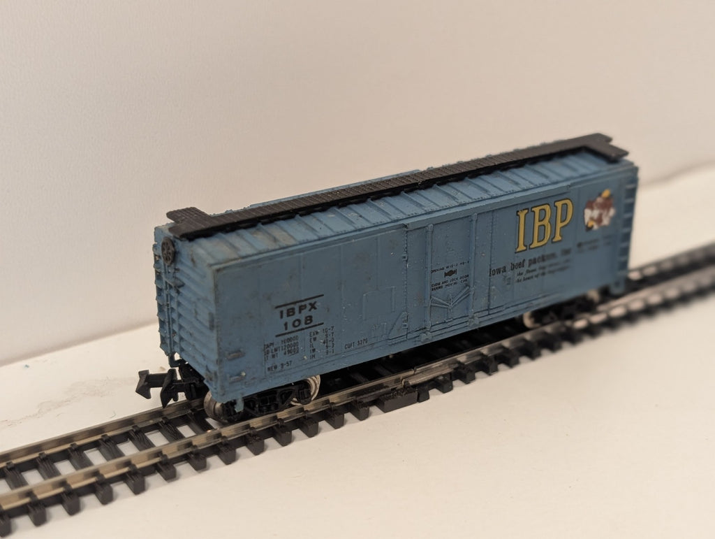 Bachmann 41' Mechanical Reefer Boxcar “Iowa Beef Packers (IBP)” – N Gauge