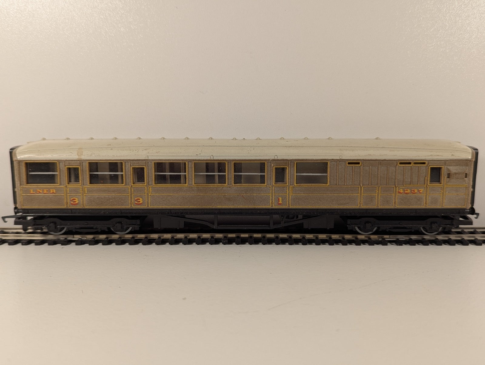 Hornby R478 LNER Gresley Teak Brake Coach 4237 – OO Gauge