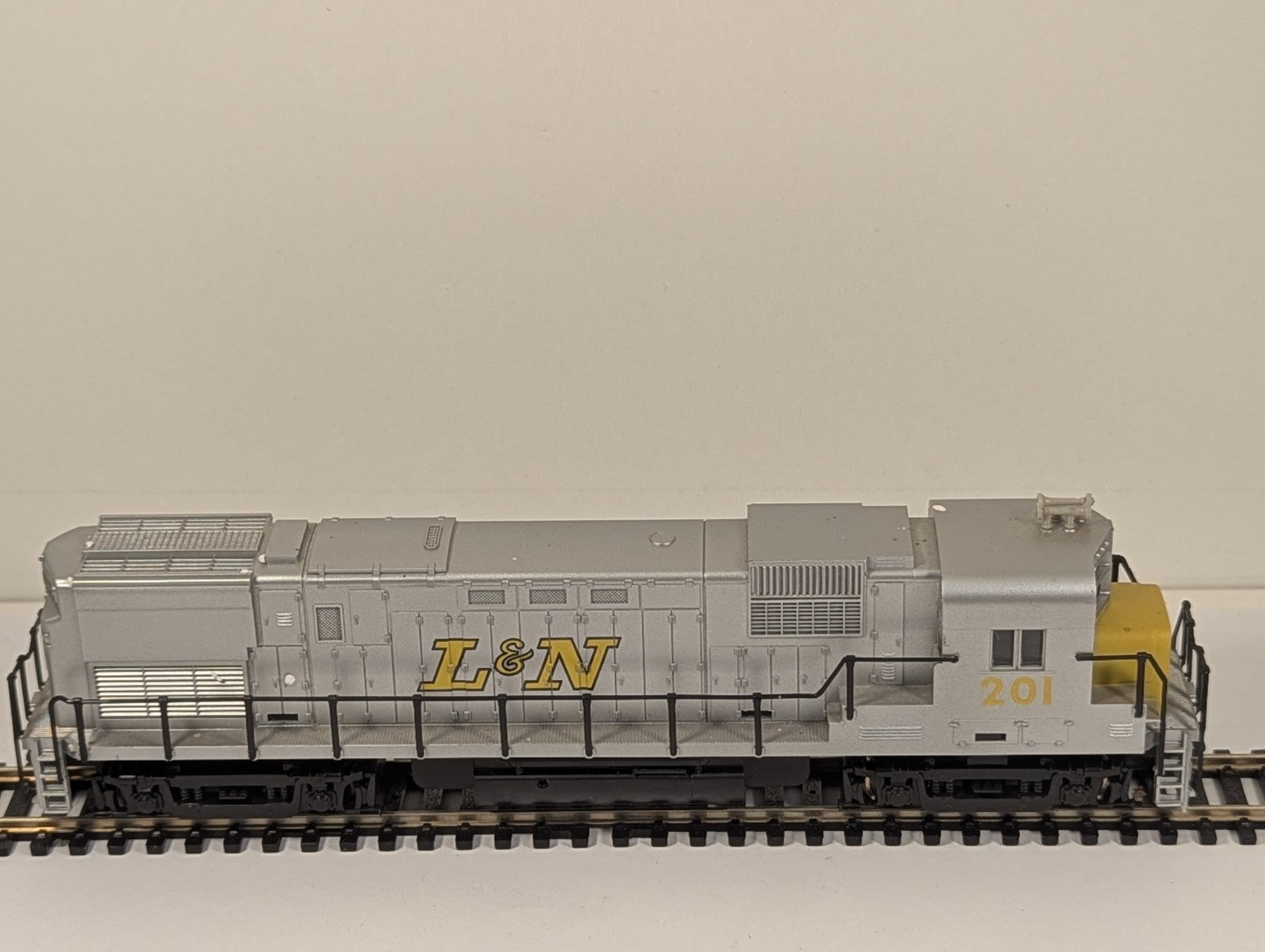 Pemco 3302-013 HO Scale Alco C430 L&M Silver – Missing Coupling