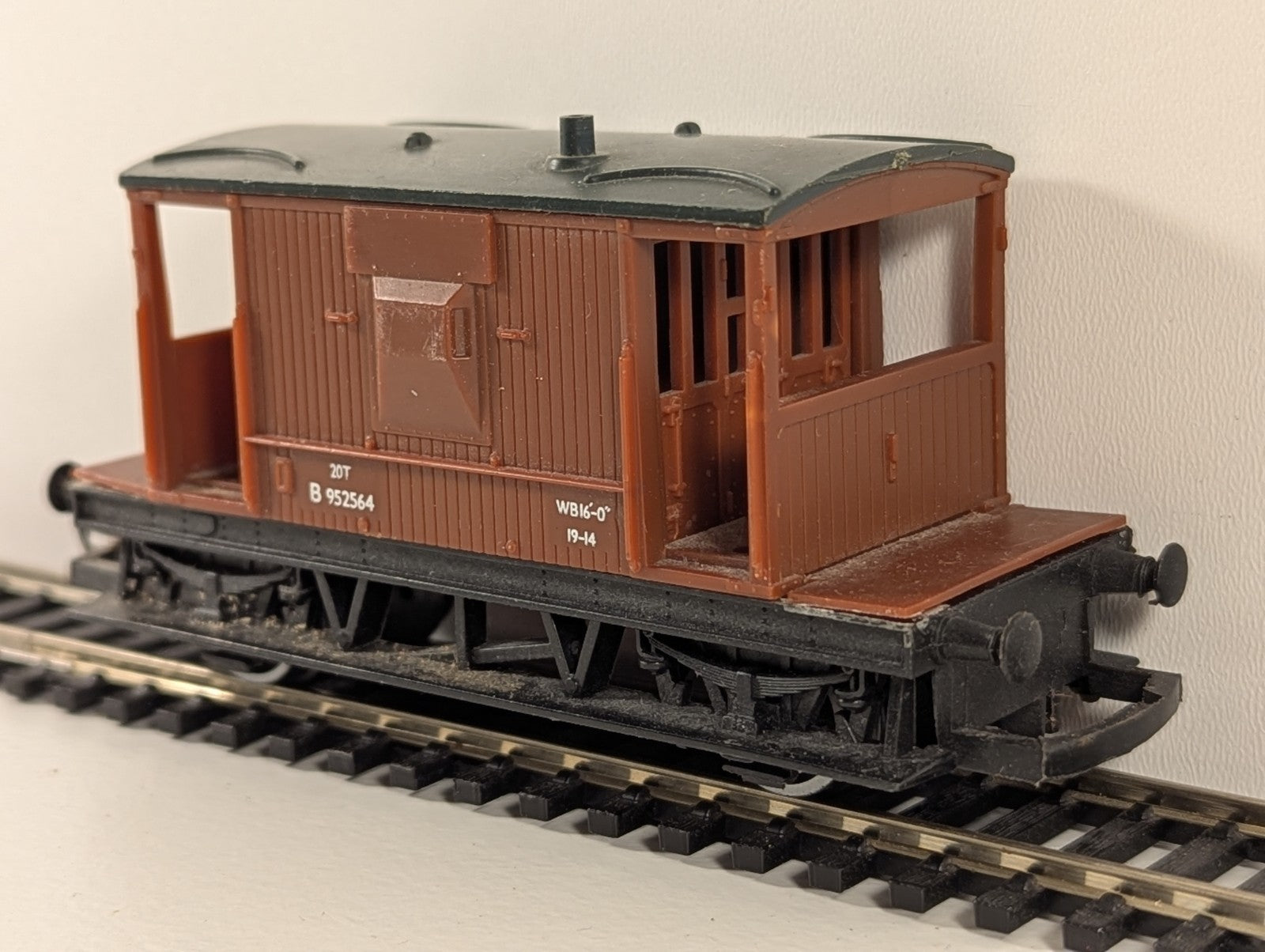 Hornby R1030 used BR Standard 20Ton Brake Van B808733 Brown Unboxed 00 Gauge
