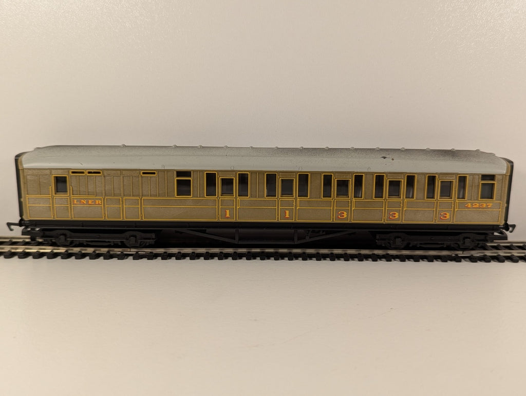 Hornby R4333 RailRoad OO Gauge LNER Teak Brake Composite Coach – No. 4237