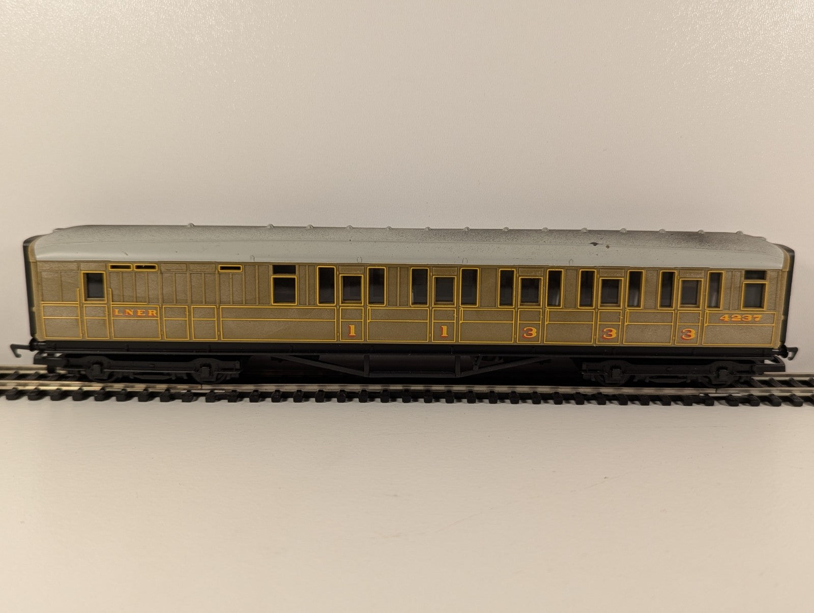 Hornby R4333 RailRoad OO Gauge LNER Teak Brake Composite Coach – No. 4237