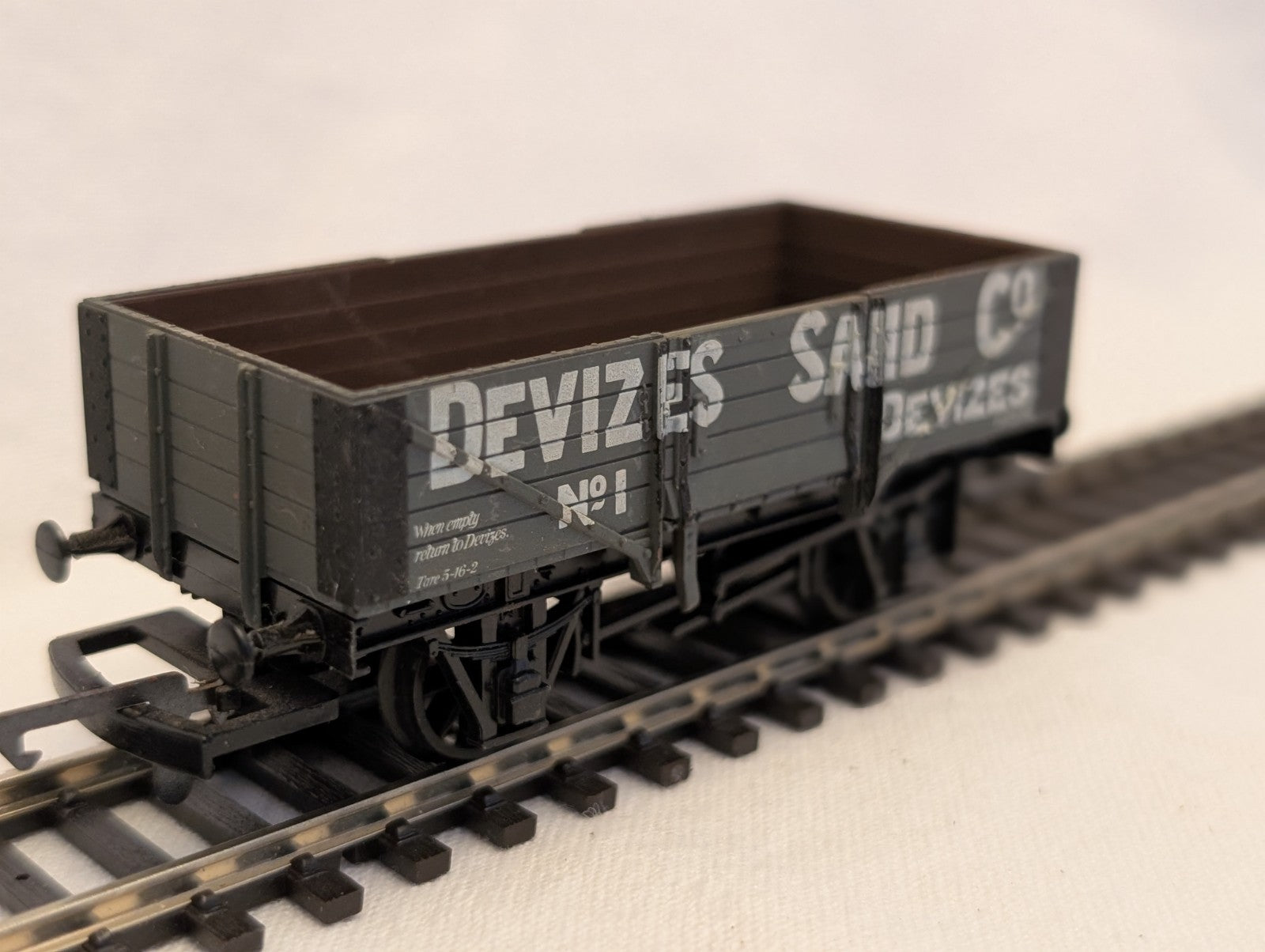 Airfix OO Gauge 7 Plank Open Wagon Goods Wagon 1 Devizes Sand Co.