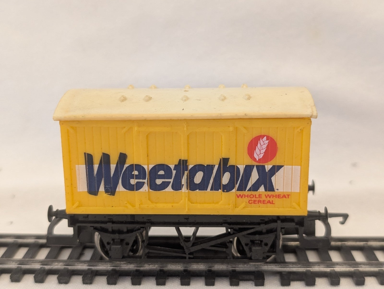 Hornby R728 OO Gauge “Weetabix” Closed Wagon