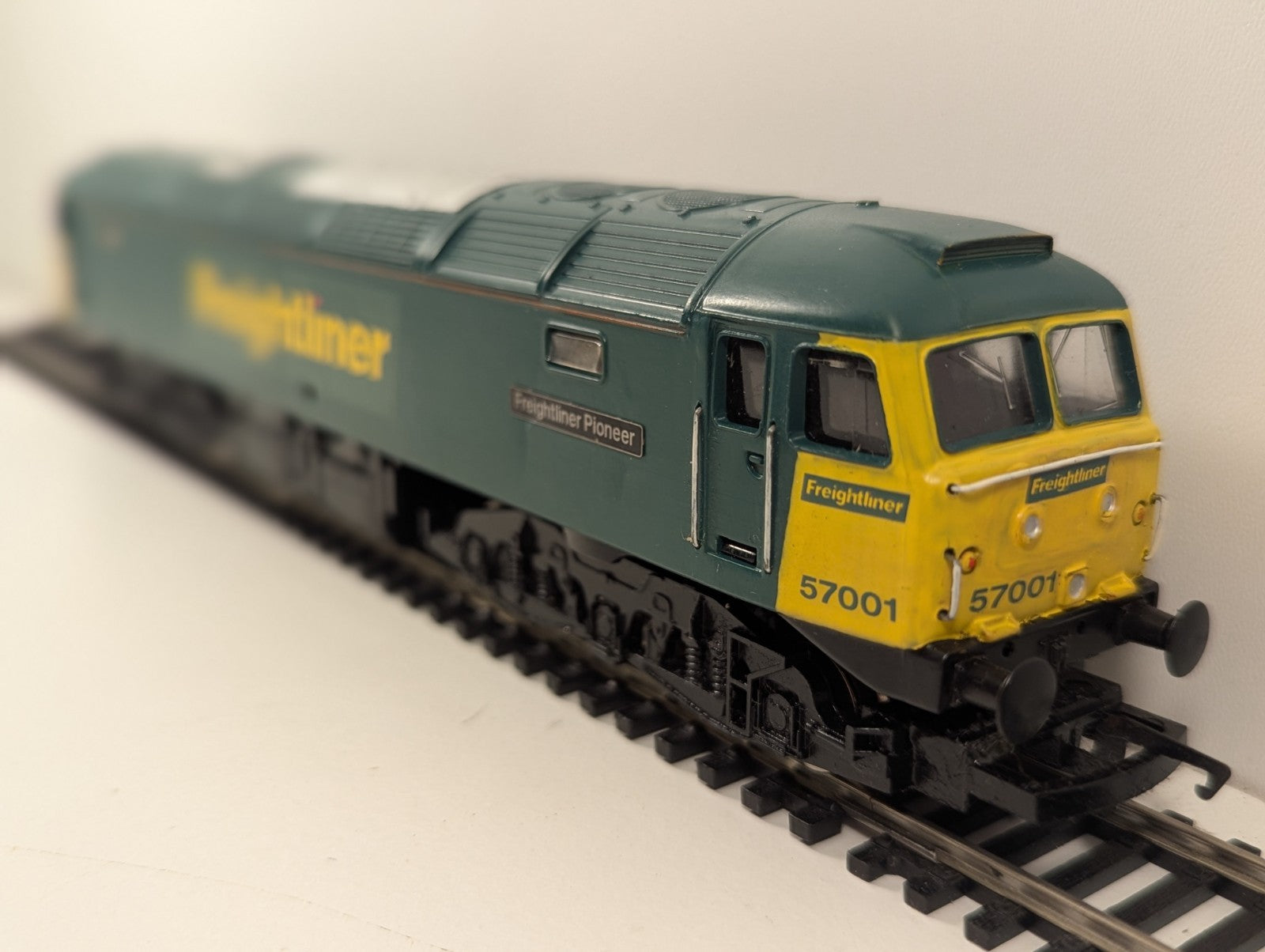 Hornby Class 57 57001 “Freightliner Pioneer” – Repainted – Poor Runner