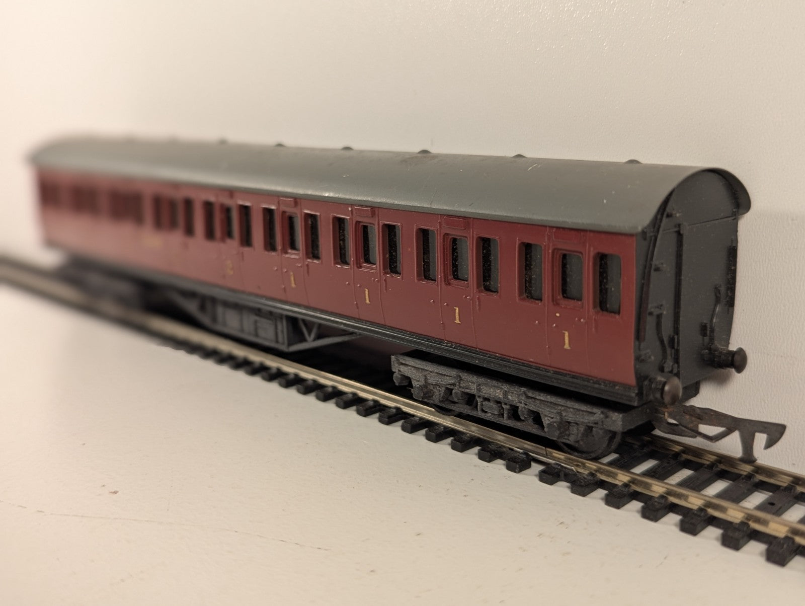 Graham Farish OO Gauge LMS Maroon Suburban Composite Coach