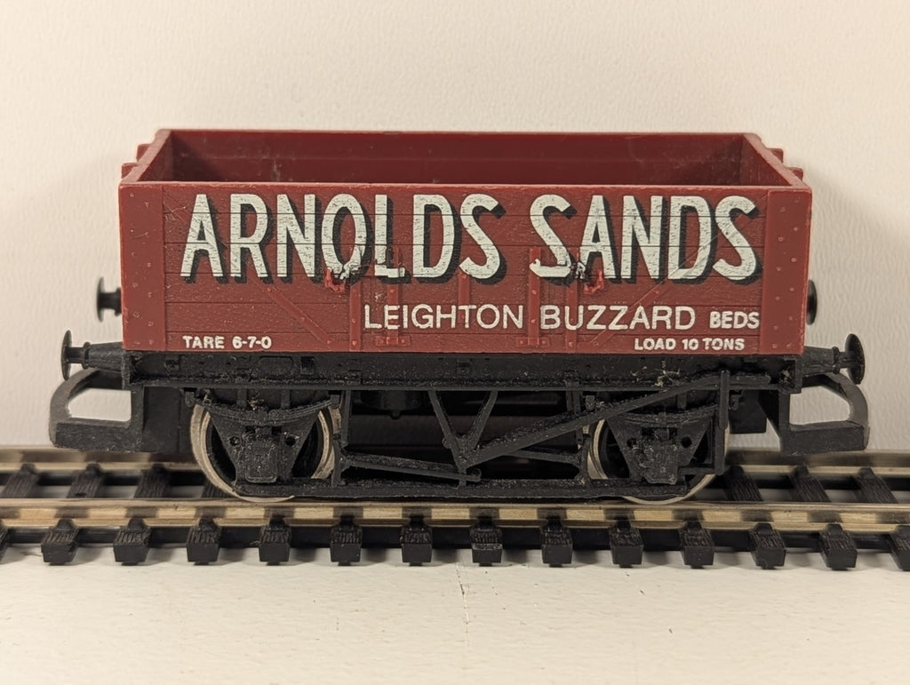 Hornby OO Gauge 5 Plank Open Wagon – “Arnolds Sands”