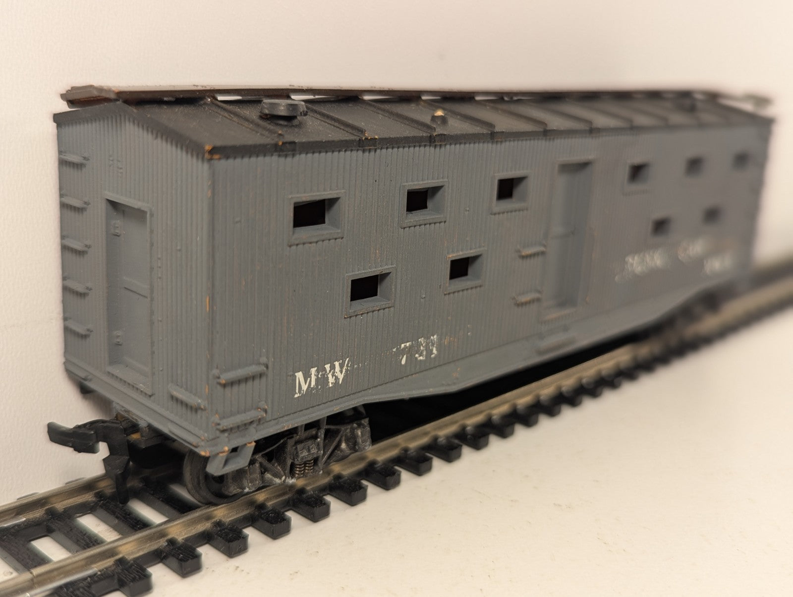 MDC Roundhouse HO Scale MOW Bunk Car MW 731 Grey