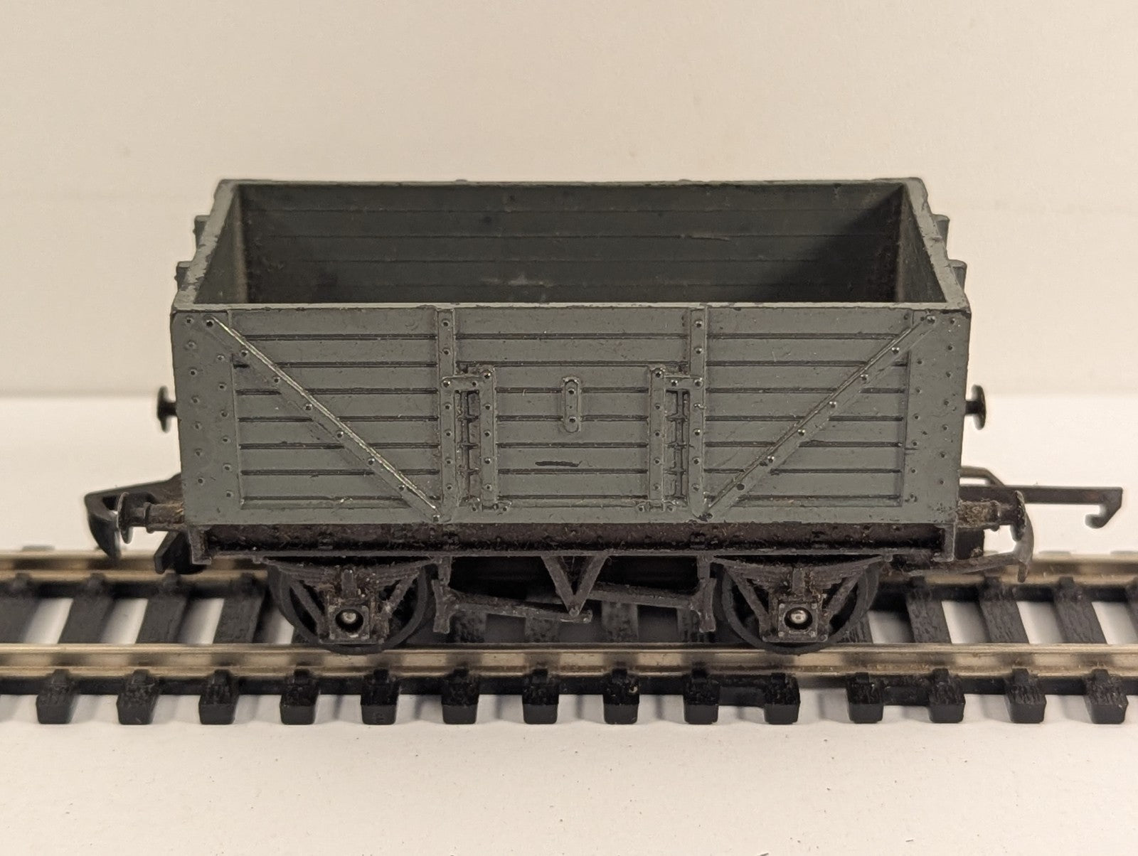 Tri-ang OO Gauge R10 7-Plank Open Wagon Grey  Converter