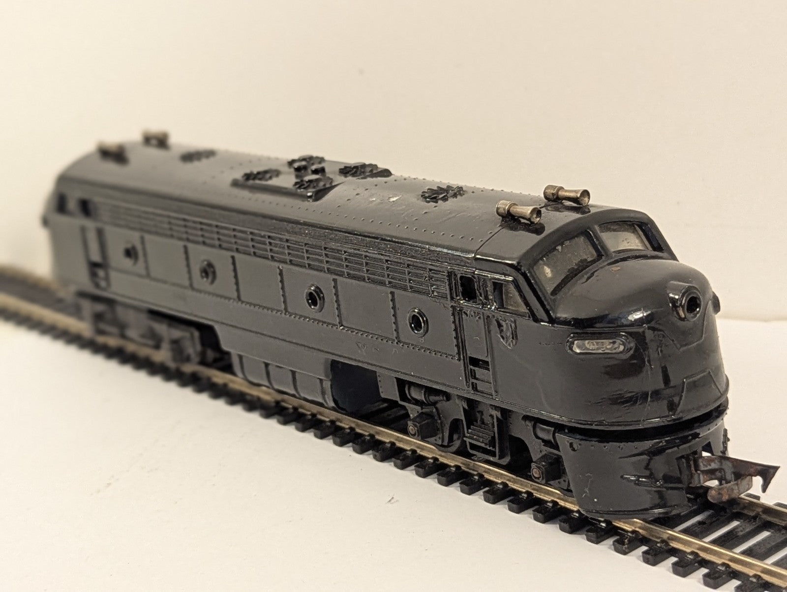 Tri-ang Railways R159 Double-Ended Diesel Locomotive OO Gauge - Repainted