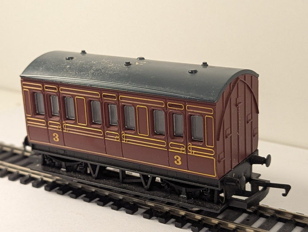 Hornby R468 OO Gauge LMS 4 Wheel Third Class Coach Maroon