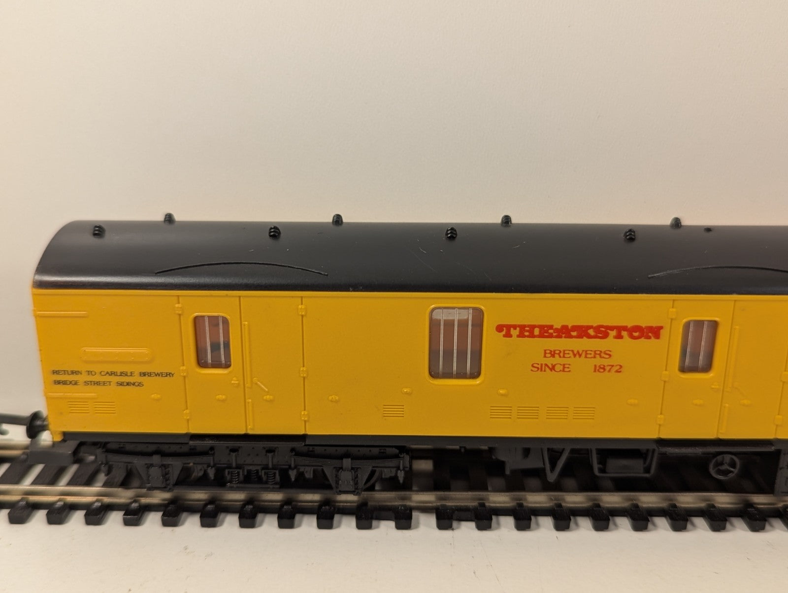 Lima 305658W OO Gauge BR Mk1 GUV Theakston Brewers