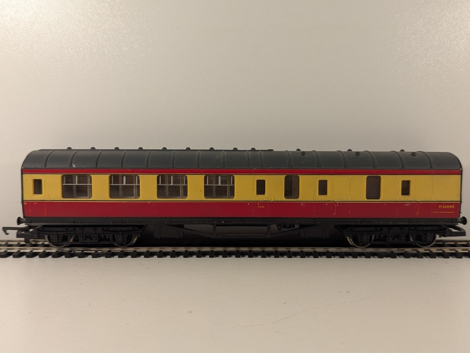 Hornby R438 OO Gauge BR Stanier Brake Coach Cream & Maroon