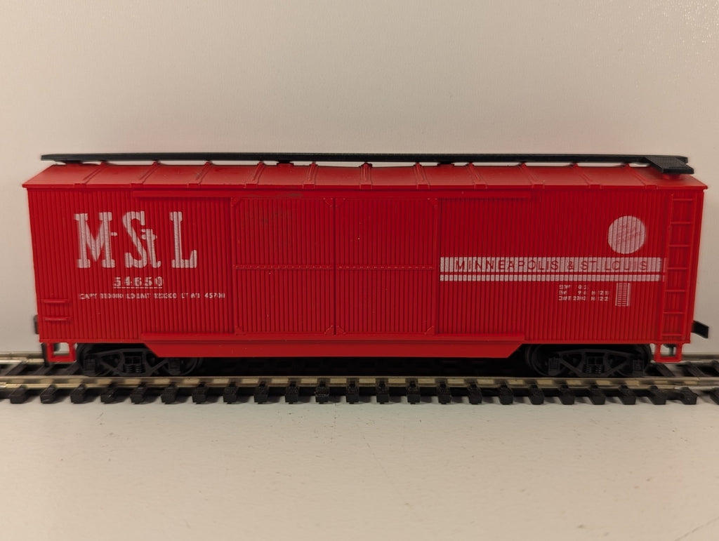 AHM HO Gauge M&StL 40ft Wood Sheathed Double Door Box Car