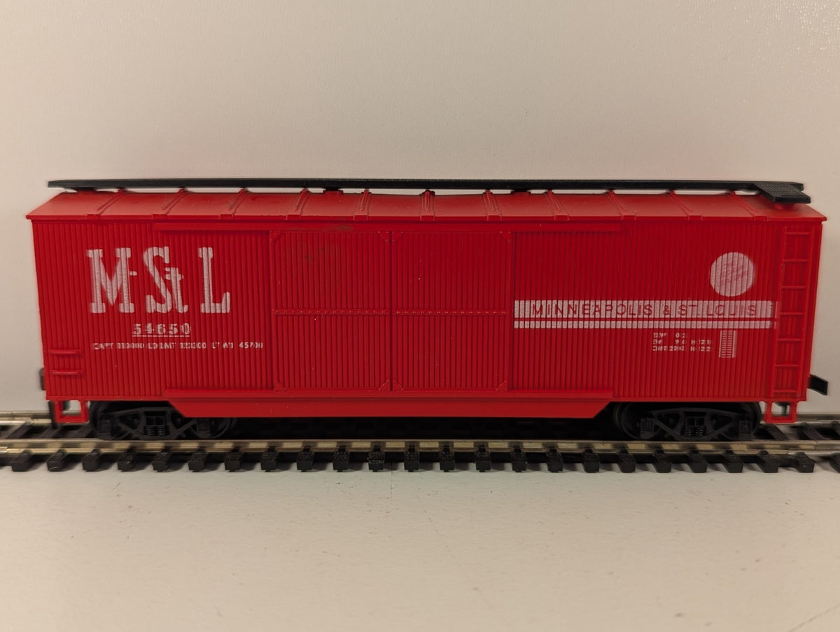 AHM HO Gauge M&StL 40ft Wood Sheathed Double Door Box Car