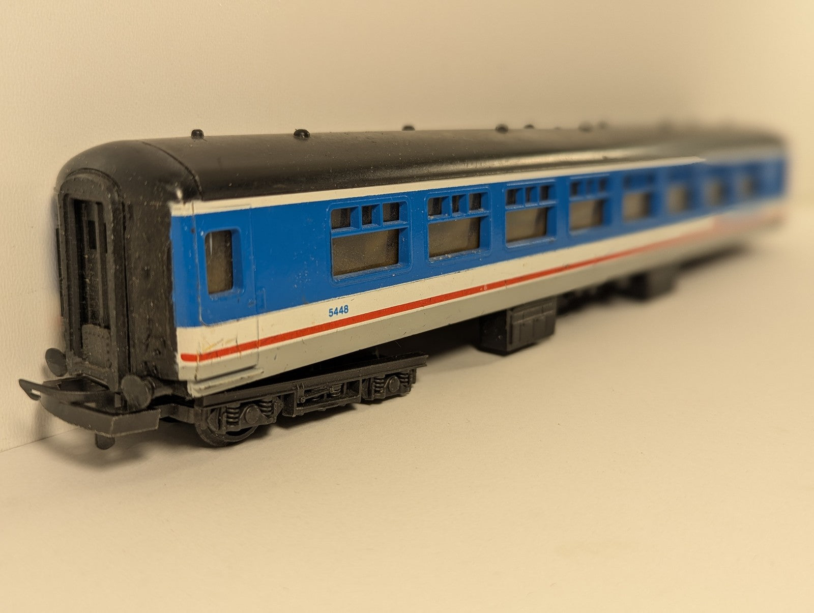 Lima OO Gauge British Rail Mark 1 TSO Passenger Coach 5448 Network SouthEast