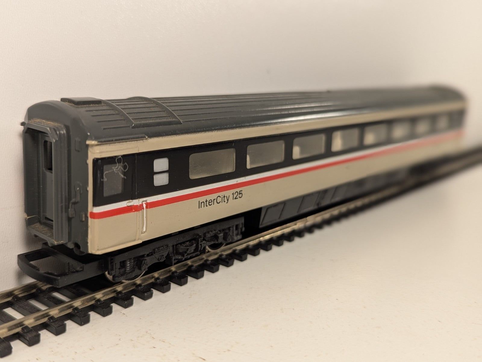 Hornby OO Gauge BR Mk3 Tourist Open Second (TSO) Passenger Coach 42251