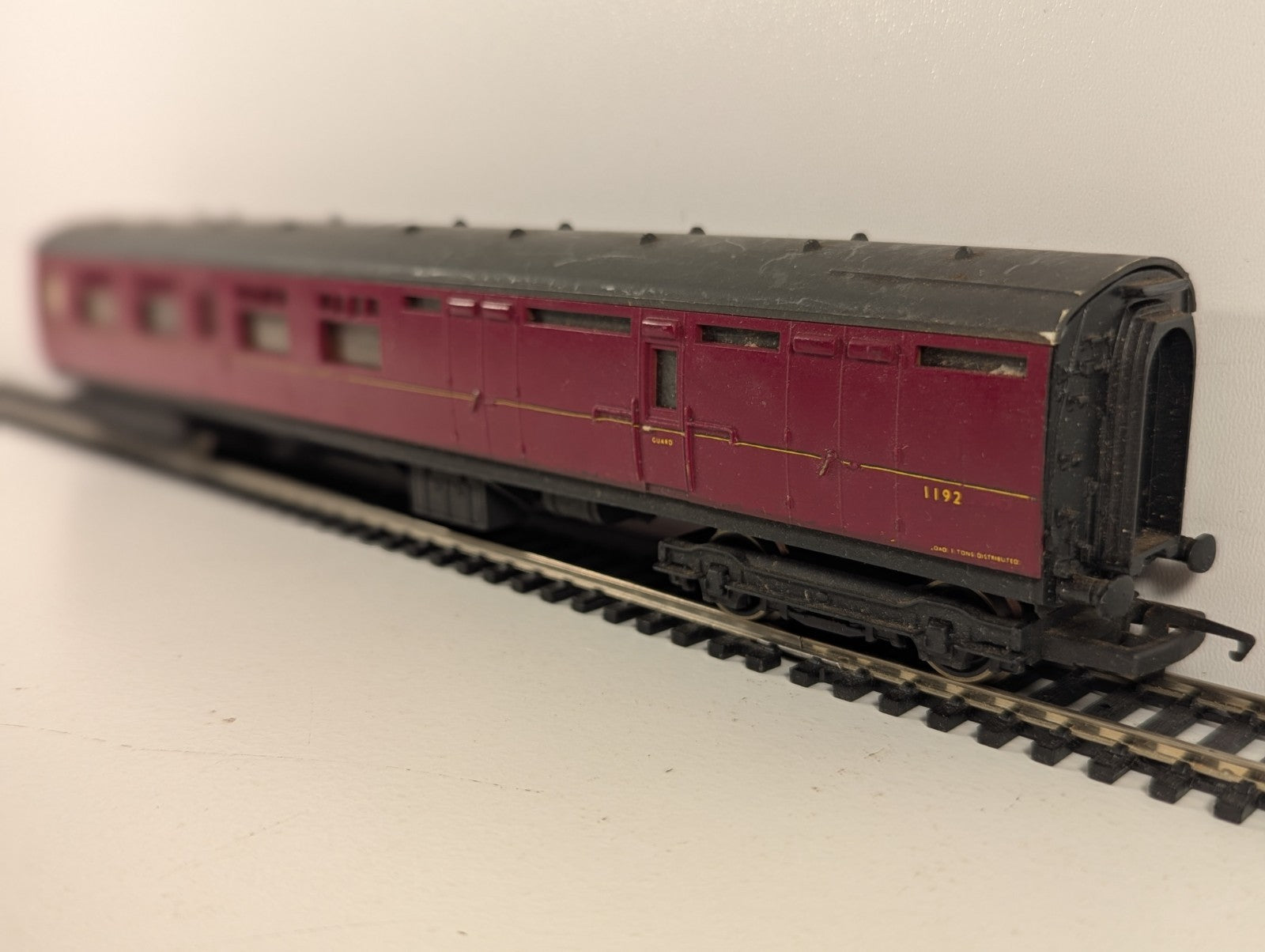 Hornby R387 OO Gauge Full Parcels Brake Coach BR Maroon