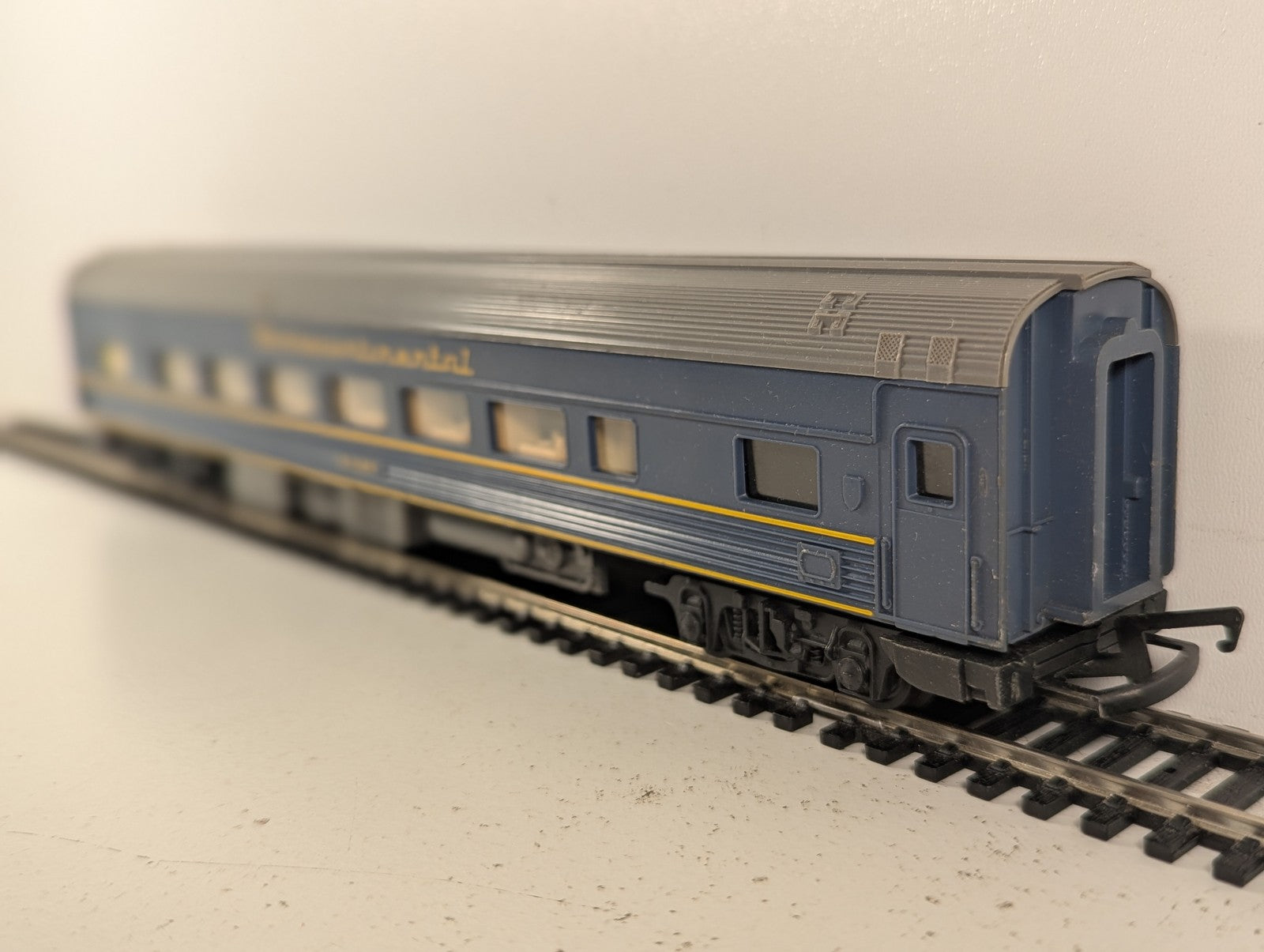 Tri-ang OO Gauge Transcontinental Dining Car Passenger Coach