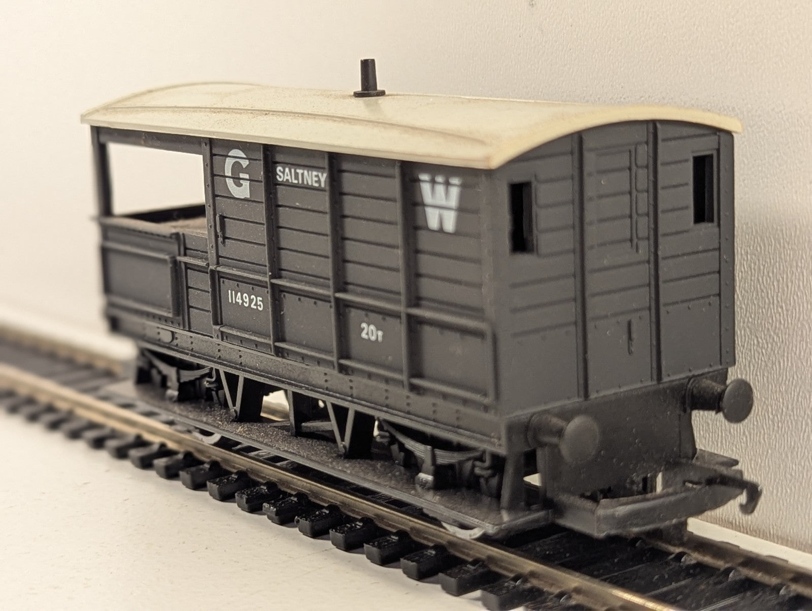Hornby Railways R.714 OO Gauge GWR 20 Ton Goods Brake Van - Boxed