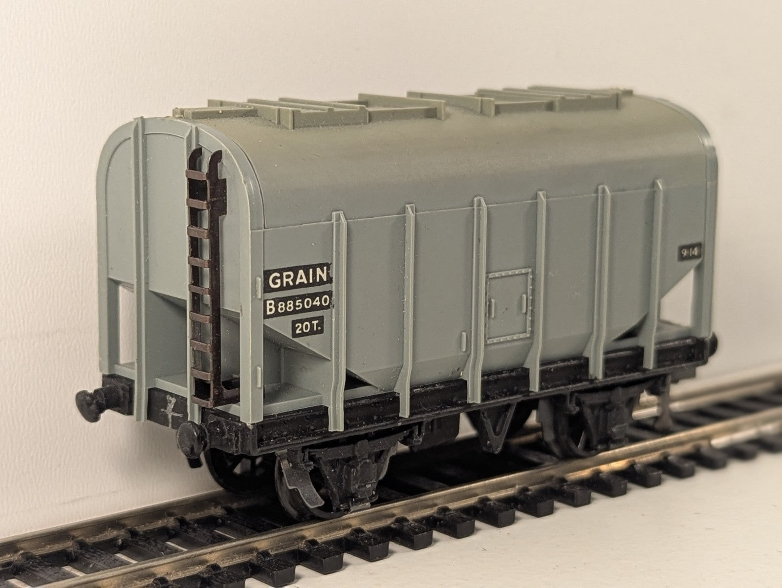 Hornby-Dublo 32067 OO Gauge 20-Ton Bulk Grain Wagon - Boxed - Missing Coupling