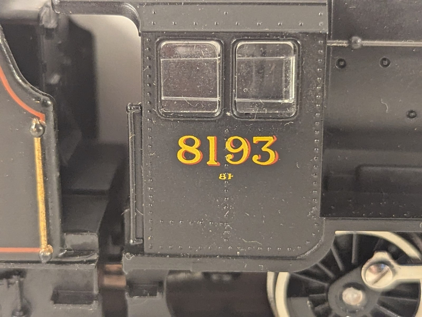 Hornby R315 OO Gauge LMS Class 8F 2-8-0 Steam Loco 8193 - Wrong Tender