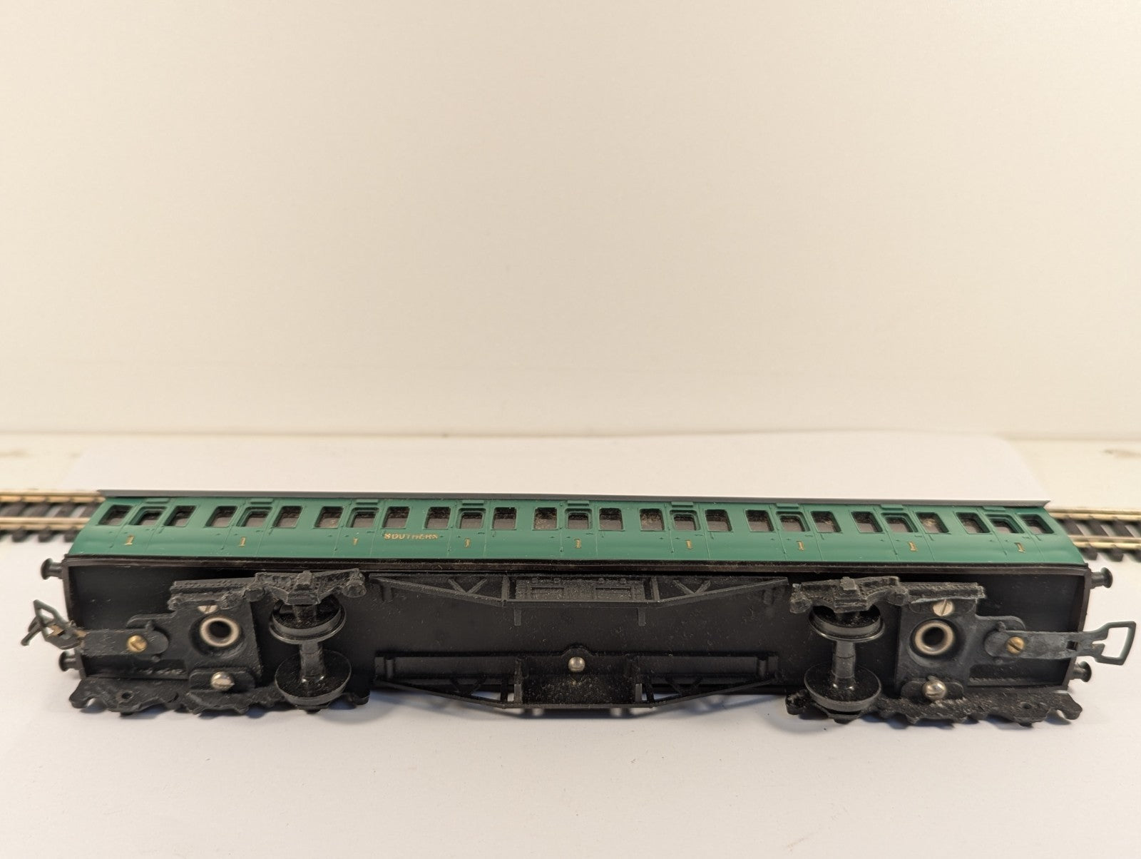 Graham Farish OO Gauge Southern Railway Green First Class Coach Boxed