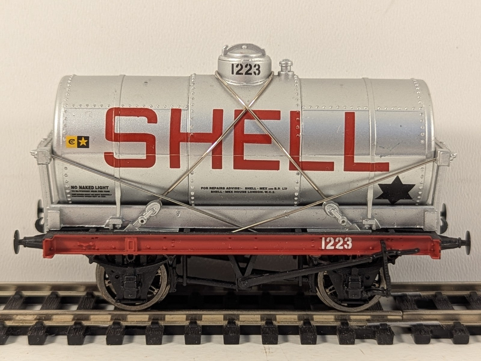 Bachmann A255713 OO Gauge 14 Ton Silver Tank Wagon BP/SHELL Missing Coupling