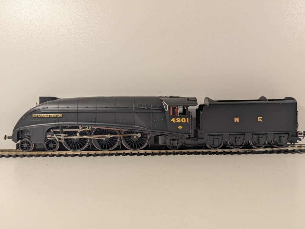 Hornby R2338 DCC Ready LNER Class A4 Pacific "Sir Charles Newton" Wartime Black