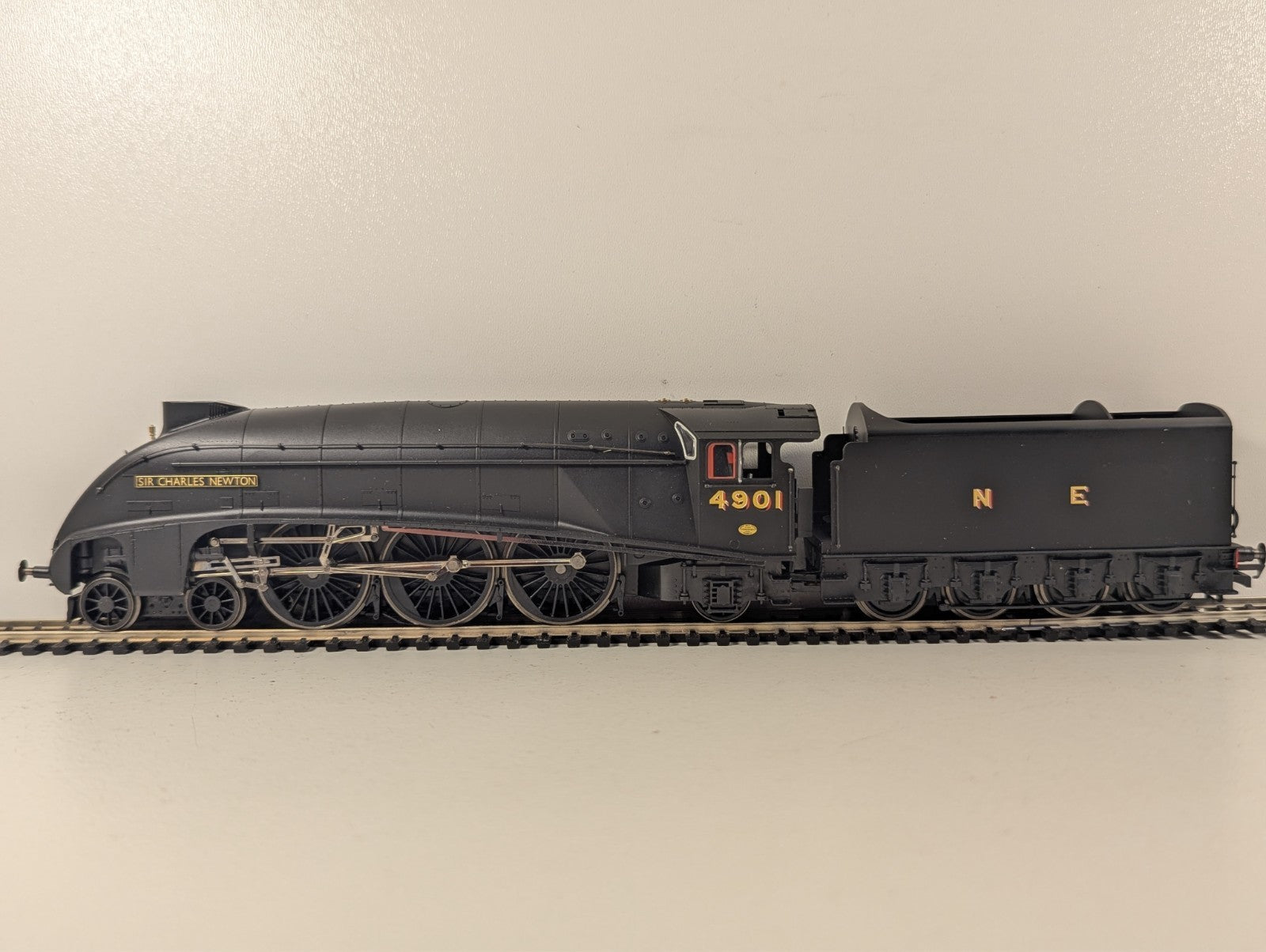 Hornby R2338 DCC Ready LNER Class A4 Pacific "Sir Charles Newton" Wartime Black