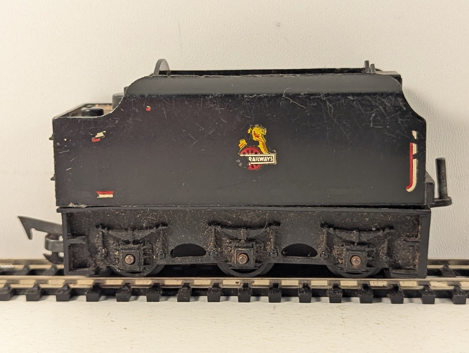 Tri-ang OO Gauge BR 6-Wheel Tender BR Black (Early Emblem) R30