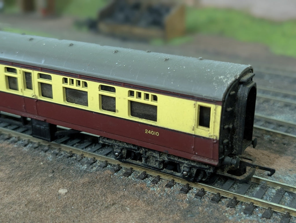 Triang OO R29/221 Maroon & Cream Coach  24010 1st Class