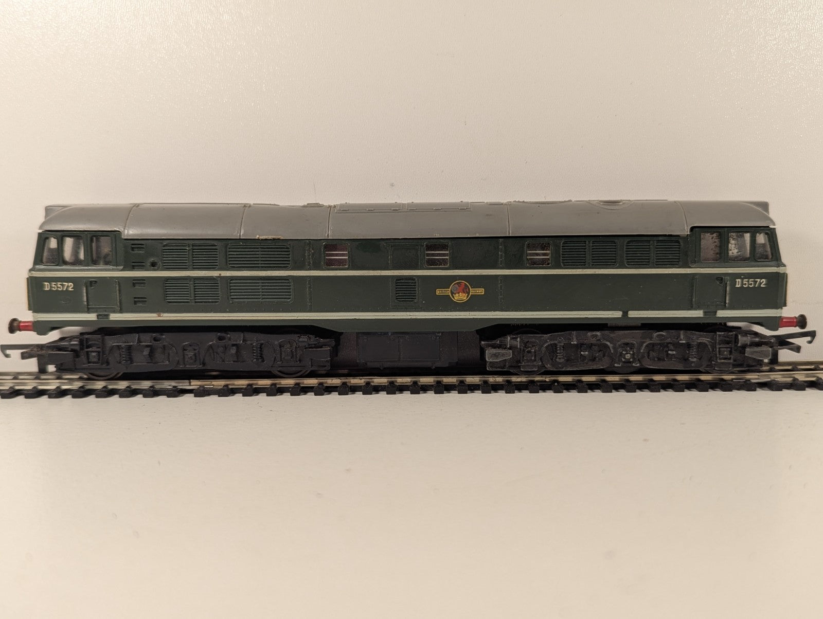 Tri-ang OO Gauge Class 31 Brush Type 2 Diesel Locomotive D5572