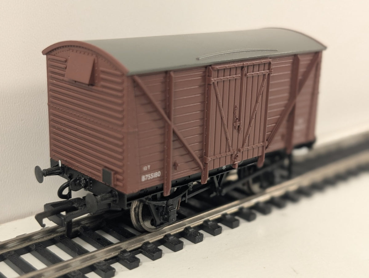 Bachmann 38-161 OO Gauge 12-Ton Planked Vent Van B755180 – BR Bauxite (Late)