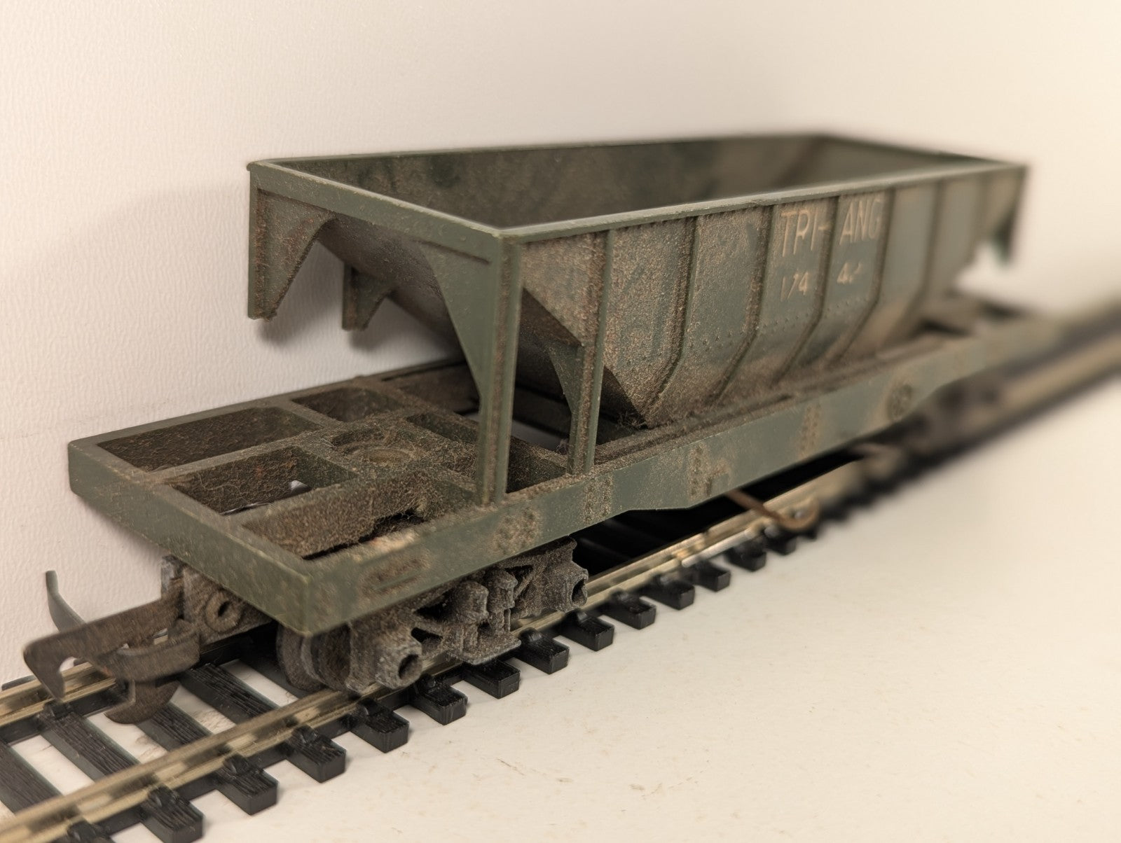 Tri-ang R111 OO Gauge Dark Green Hopper Wagon - Damaged