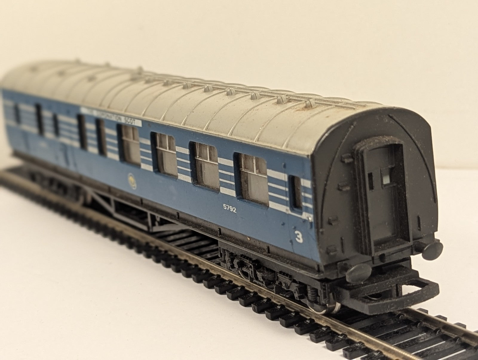 Hornby R423 OO Gauge LMS Coronation Scot 3rd Class Coach 5792
