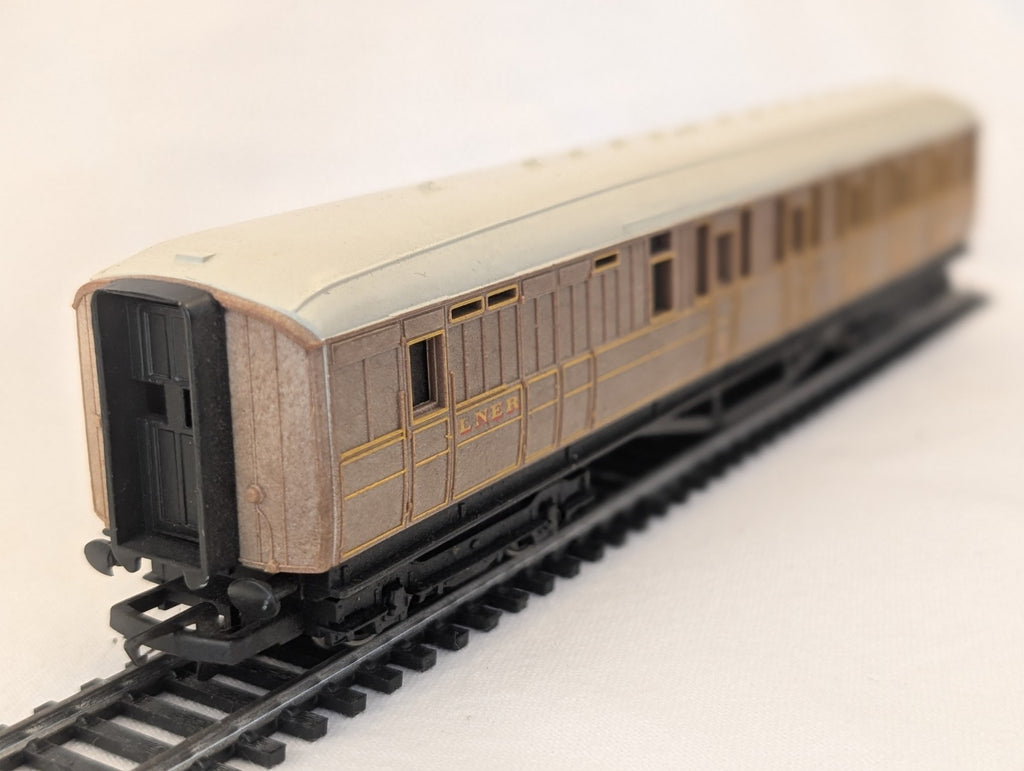 Hornby R478 OO Gauge LNER Brake Composite Coach