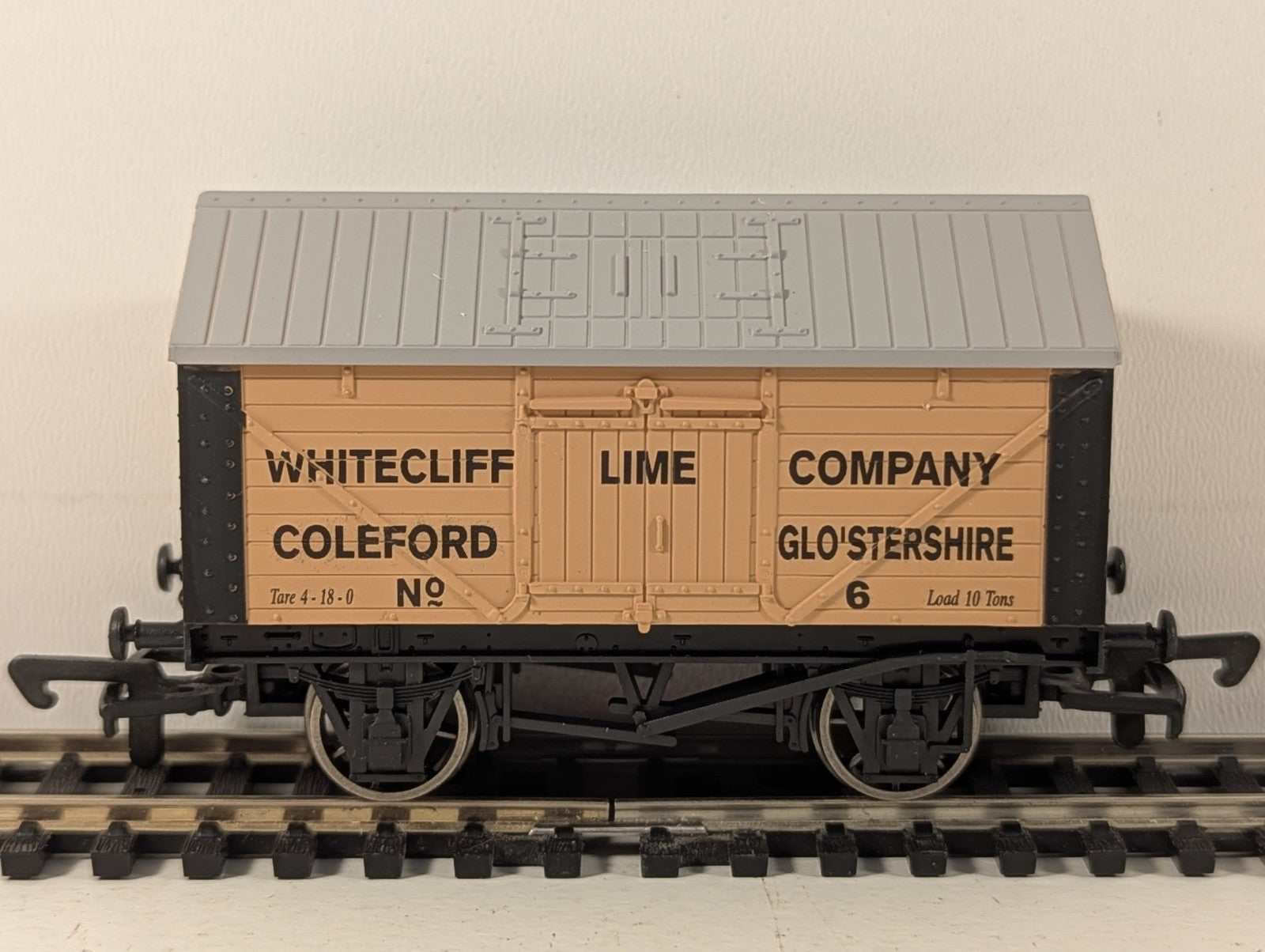 Dapol B729 OO Gauge Whitecliff Lime Company Closed Lime Wagon - Boxed