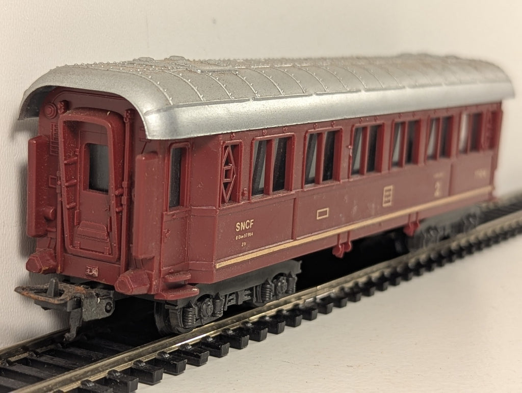 Lima HO Gauge SNCF 2nd Class Coach Passenger Coach 77104 SNCF Maroon