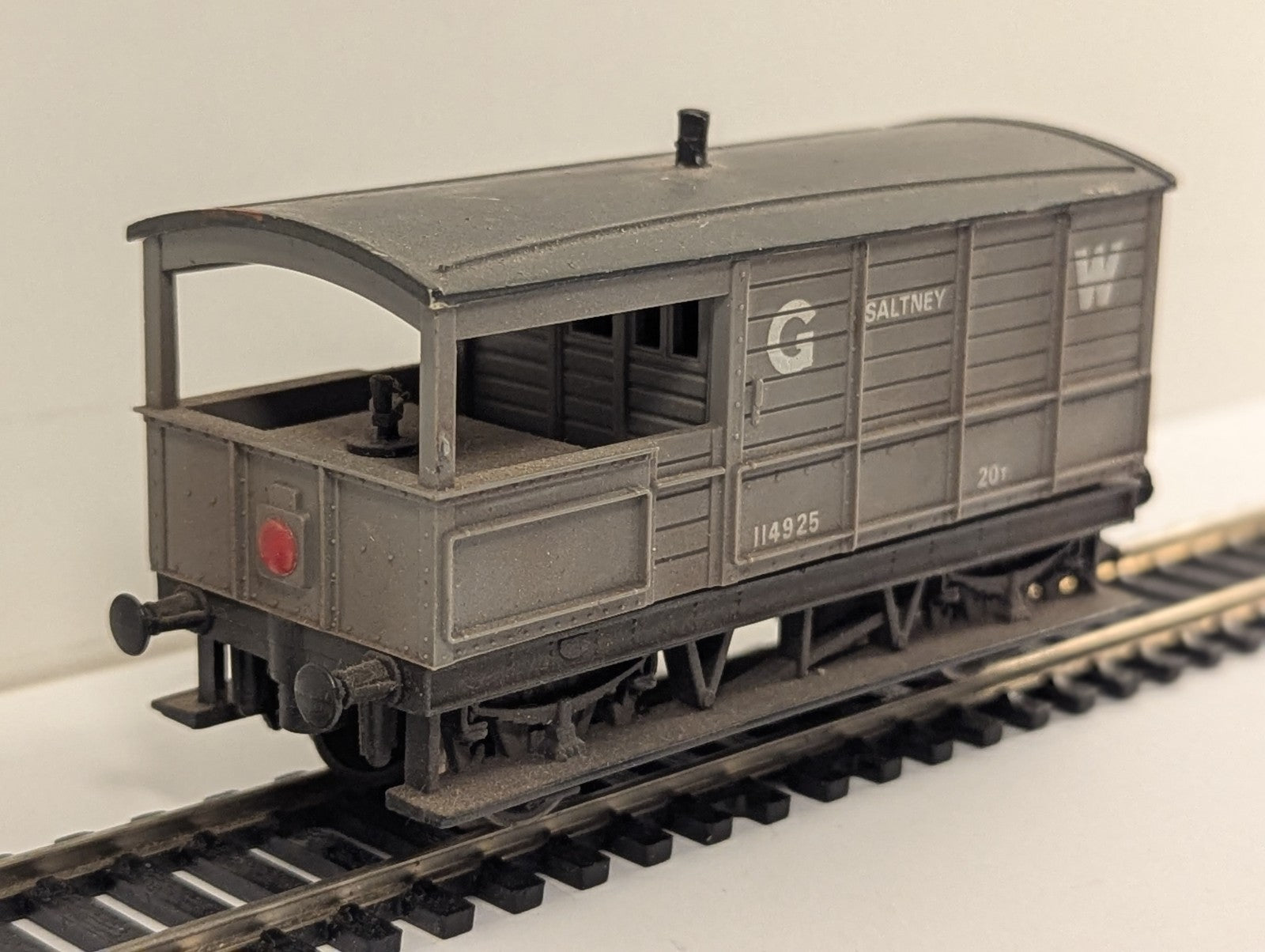 Hornby R107 OO Gauge GWR 20t Toad Brake Van Saltney 114925