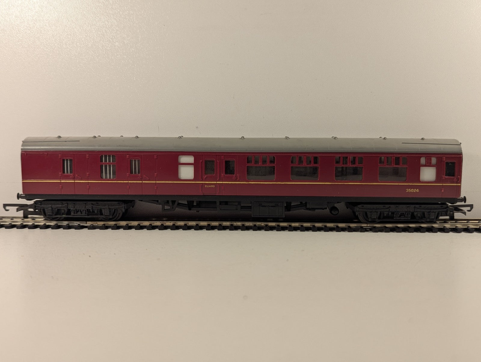 Tri-ang OO Gauge BR Mk1 Brake Second Corridor (BSK) Passenger Coach  35024