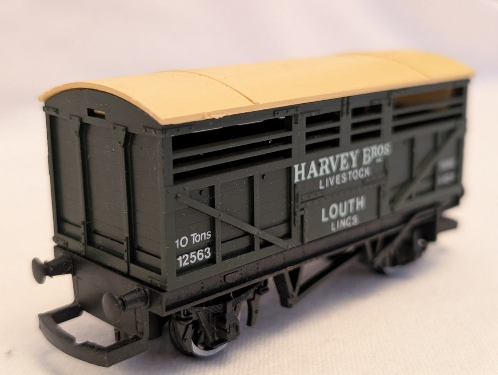 Hornby OO Gauge Harvey Bros 10 Ton Cattle Wagon Goods Wagon 12563