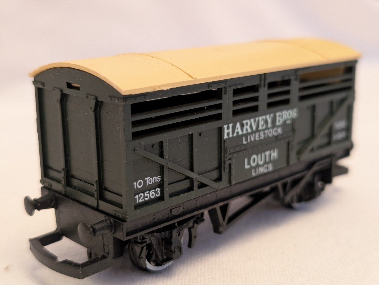 Hornby OO Gauge Harvey Bros 10 Ton Cattle Wagon Goods Wagon 12563