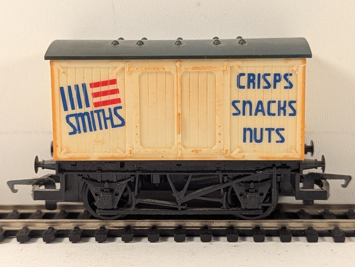 Hornby OO Gauge Smiths Crisps Ventilated Van R127