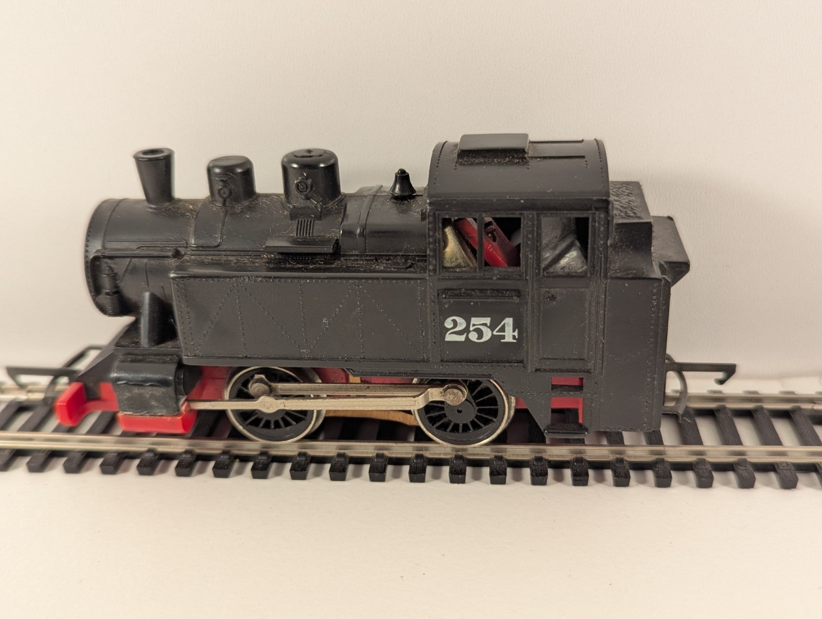 Hornby R254 – International 0-4-0T Tank Locomotive (OO Gauge, Missing Smokebox)